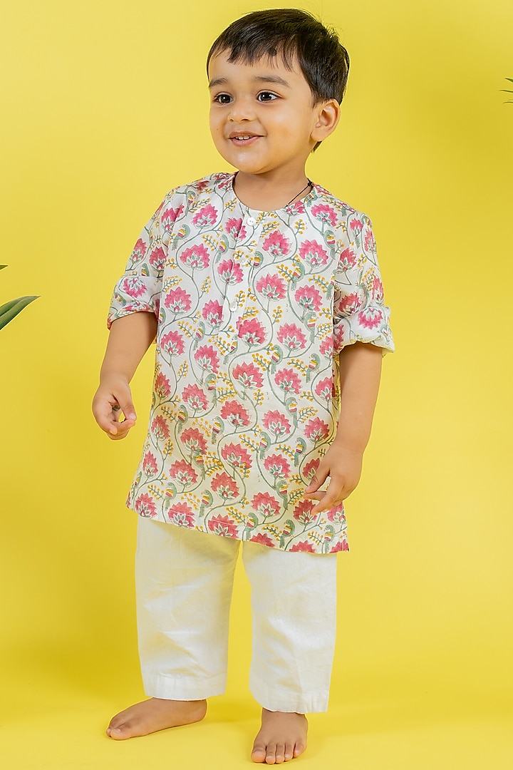 White Muslin Digital printed Kurta Set For Boys by MR BRAT at Pernia's Pop Up Shop