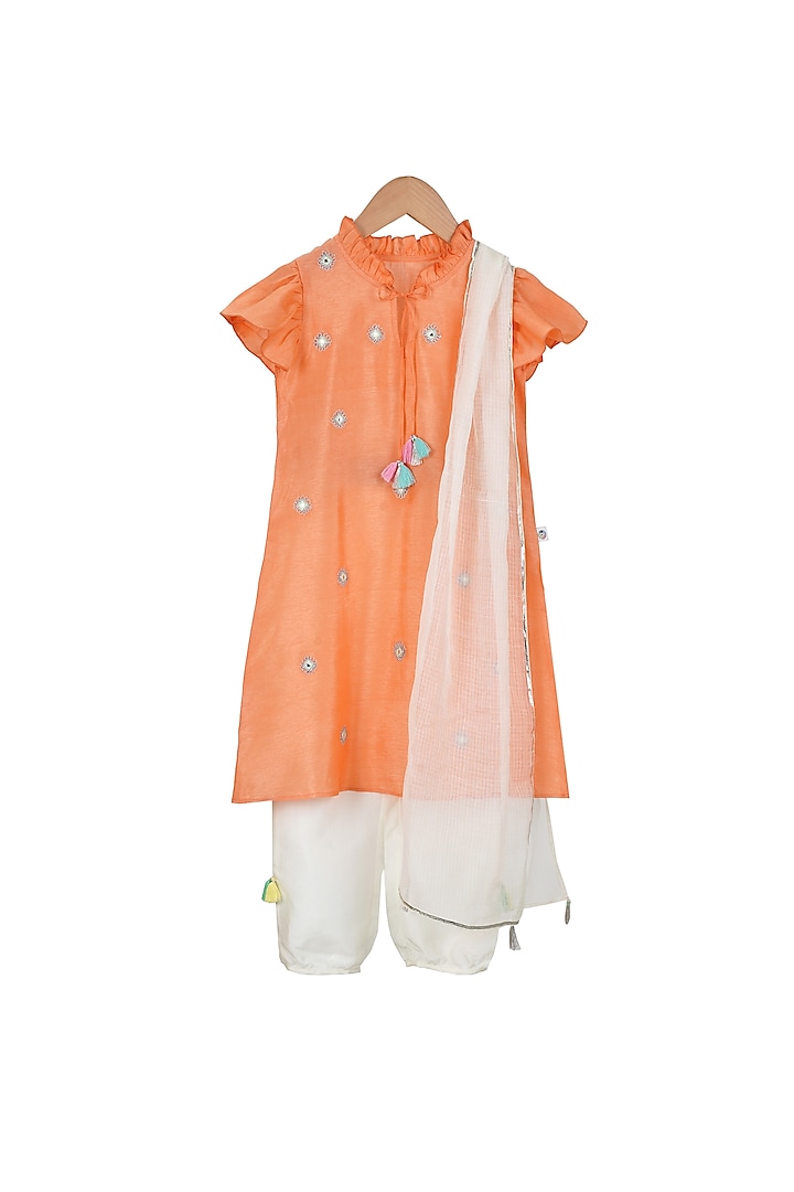 Peach Embroidered Kurta Set For Girls by Mi Dulce An'ya at Pernia's Pop Up Shop