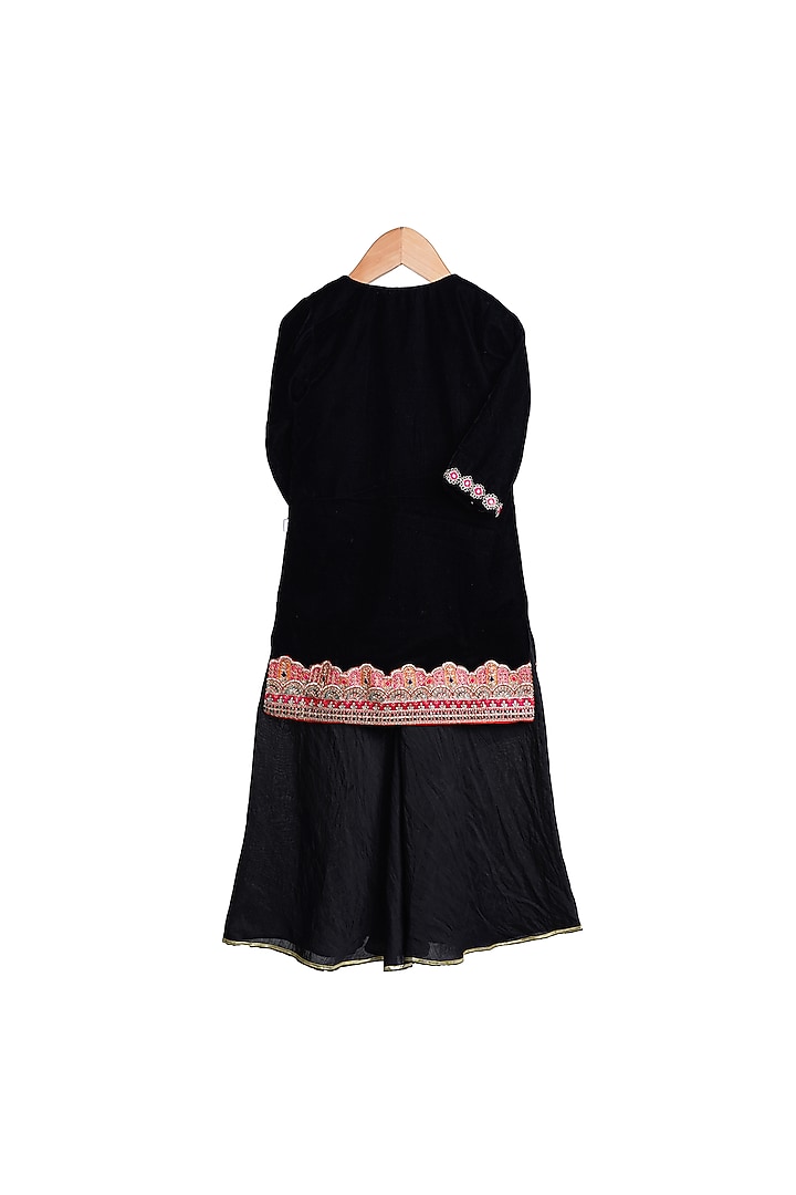 Black Embroidered Kurta Set For Girls by Mi Dulce An'ya at Pernia's Pop Up Shop