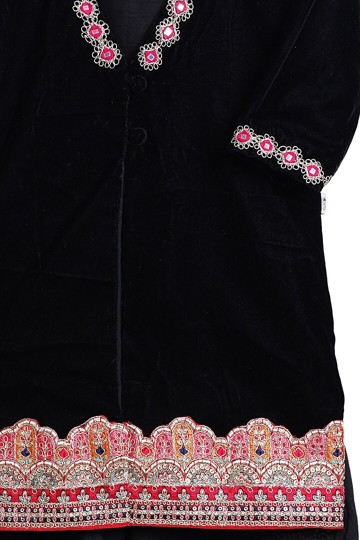 Black Embroidered Kurta Set For Girls by Mi Dulce An'ya at Pernia's Pop Up Shop