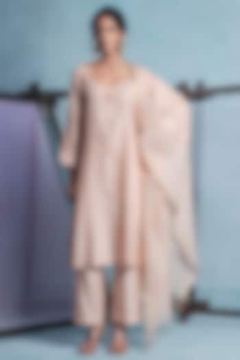 Peach Chanderi Silk Floral Embroidered Kurta Set by Muditaa By Urmila at Pernia's Pop Up Shop