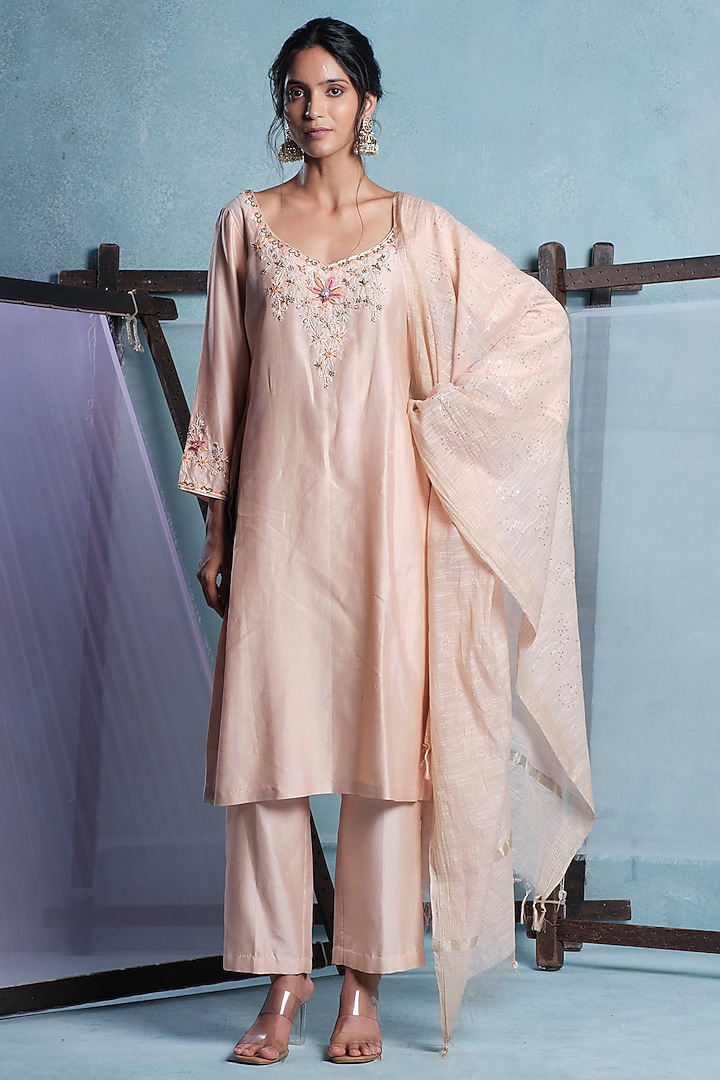 Peach Chanderi Silk Floral Embroidered Kurta Set by Muditaa By Urmila at Pernia's Pop Up Shop