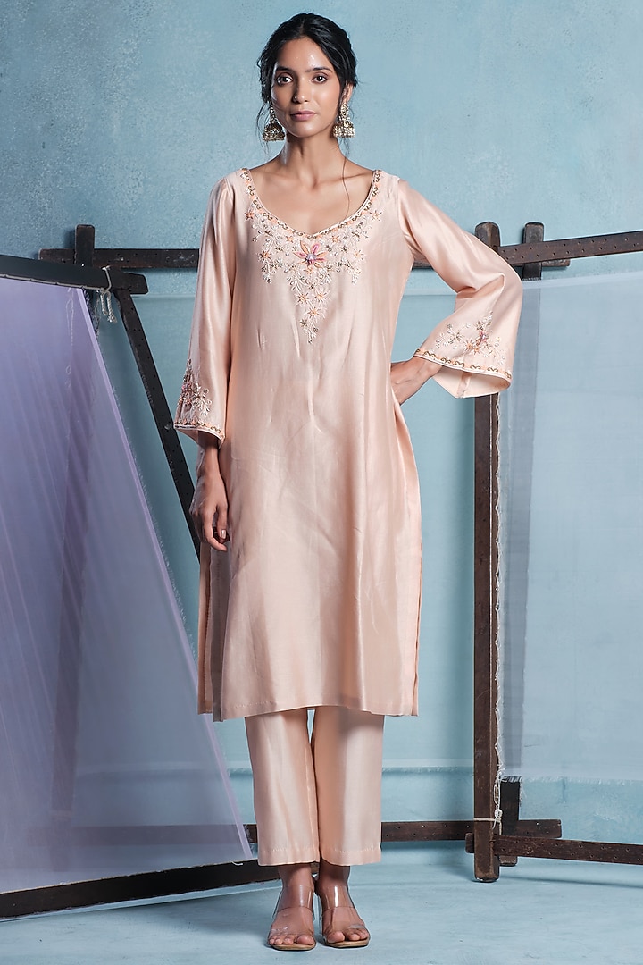 Peach Chanderi Silk Floral Embroidered Kurta Set by Muditaa By Urmila at Pernia's Pop Up Shop