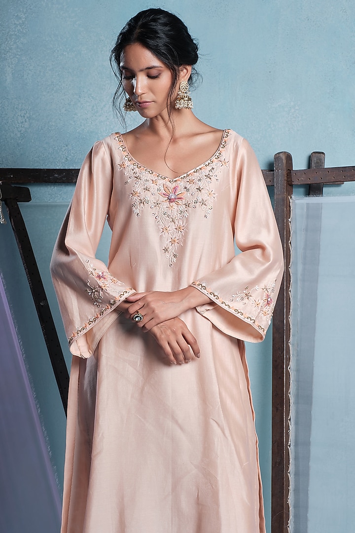 Peach Chanderi Silk Floral Embroidered Kurta Set by Muditaa By Urmila at Pernia's Pop Up Shop