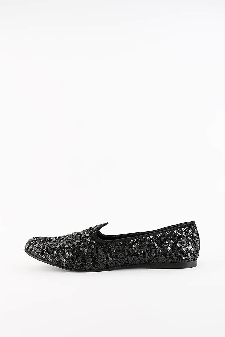 Black Handcrafted Juttis by Modello Domani at Pernia's Pop Up Shop