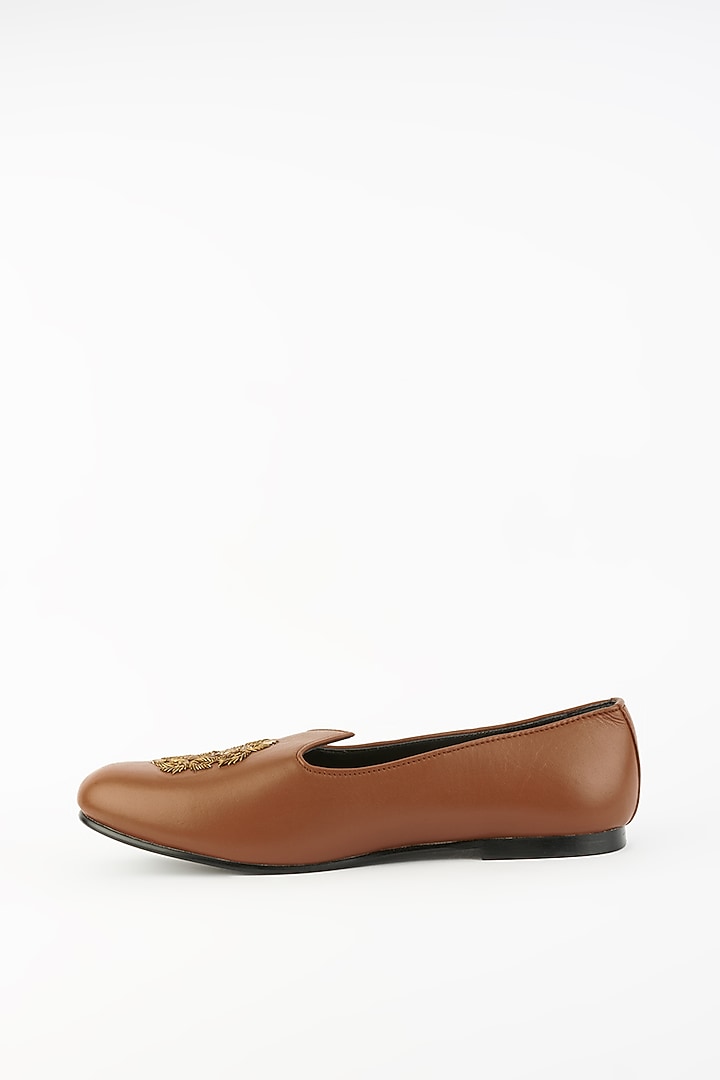 Rust-Brown Handcrafted Juttis by Modello Domani at Pernia's Pop Up Shop