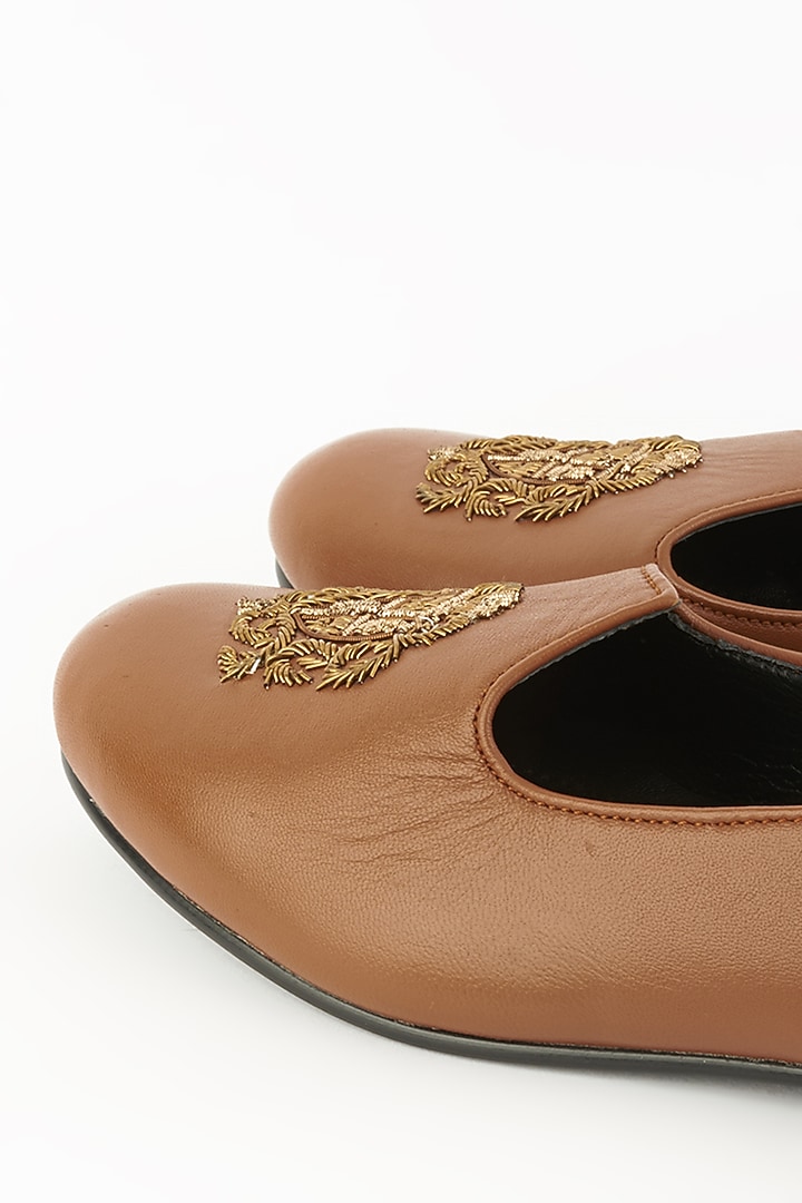 Rust-Brown Handcrafted Juttis by Modello Domani at Pernia's Pop Up Shop