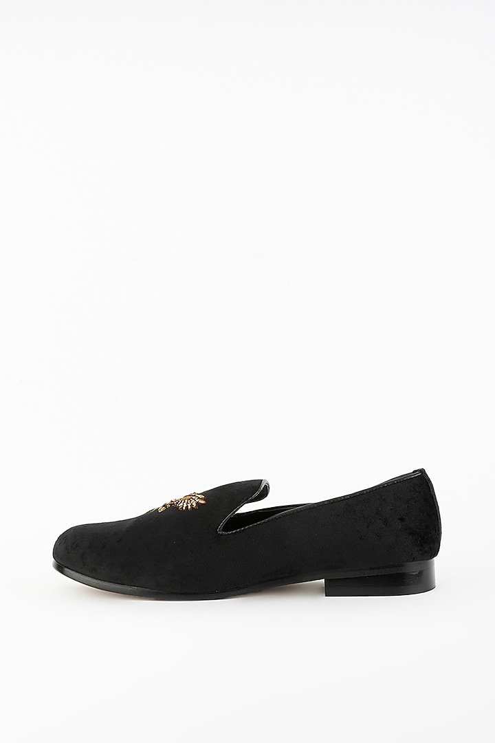 Black Embroidered Handcrafted Slip-On Juttis by Modello Domani at Pernia's Pop Up Shop
