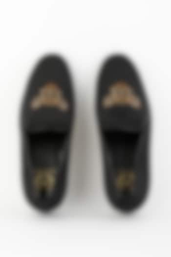 Black Embroidered Handcrafted Slip-On Juttis by Modello Domani
