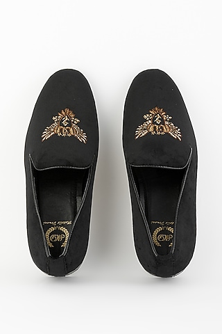 Black Embroidered Handcrafted Slip-On Juttis by Modello Domani