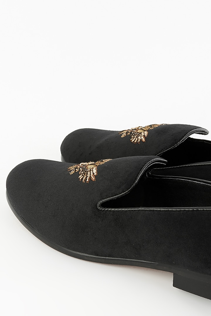 Black Embroidered Handcrafted Slip-On Juttis by Modello Domani at Pernia's Pop Up Shop