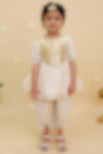 Off-White Cotton Embroidered Kurta Set For Girls by Mudkid at Pernia's Pop Up Shop