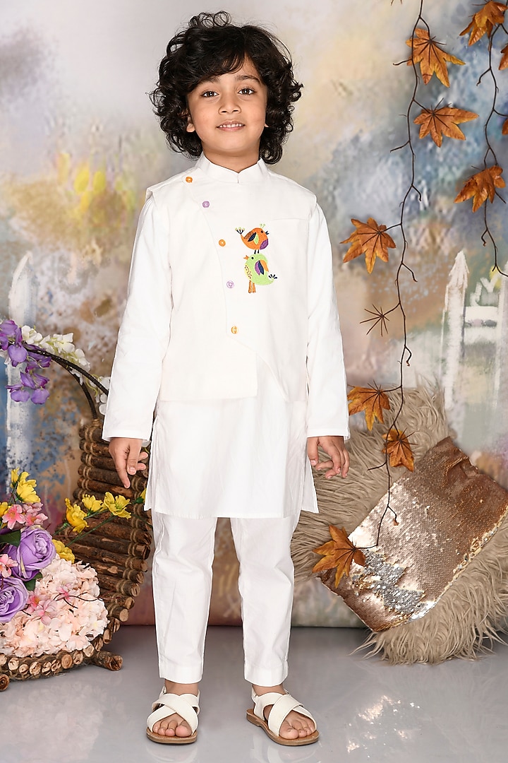 White Cotton Thread Embroidered Jacket Set For Boys by Mudkid