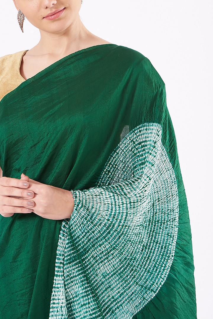 Emerald Green Silk Shibori Party Wear Saree Set by Medium at Pernia's Pop Up Shop