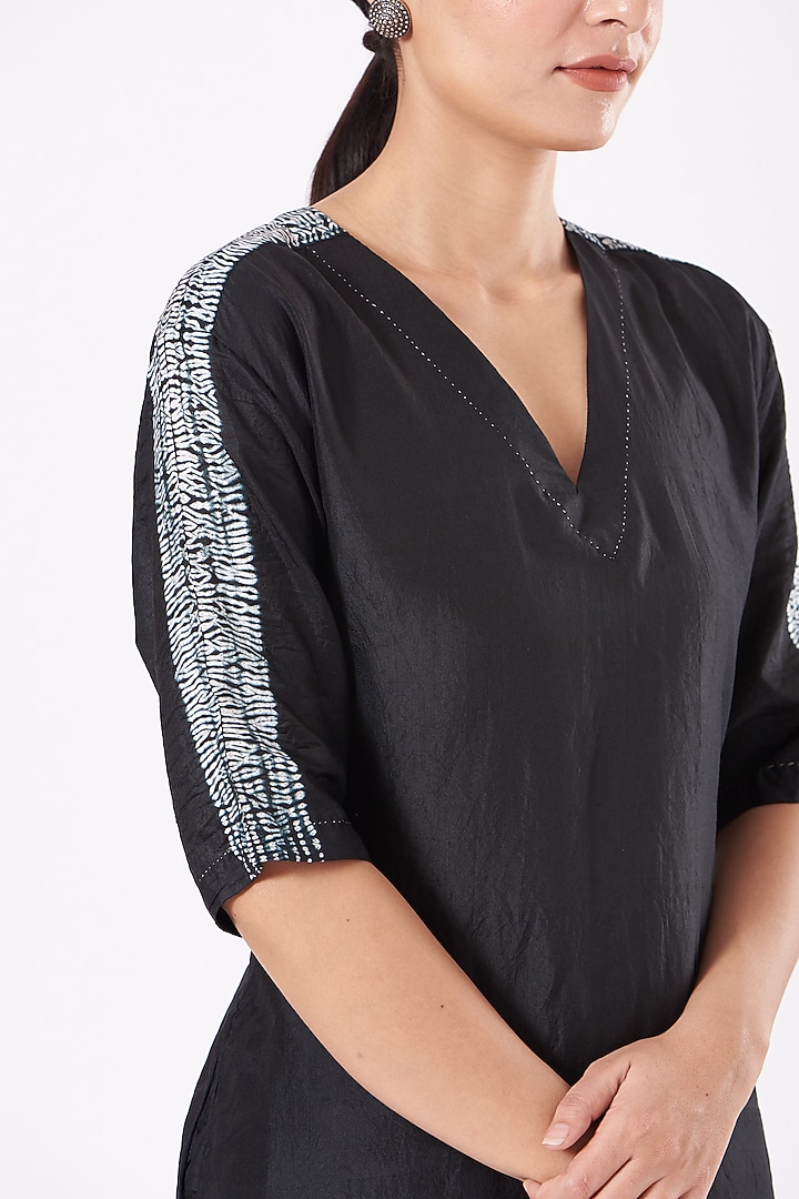 Black Dyed Kurta Set by Medium at Pernia's Pop Up Shop
