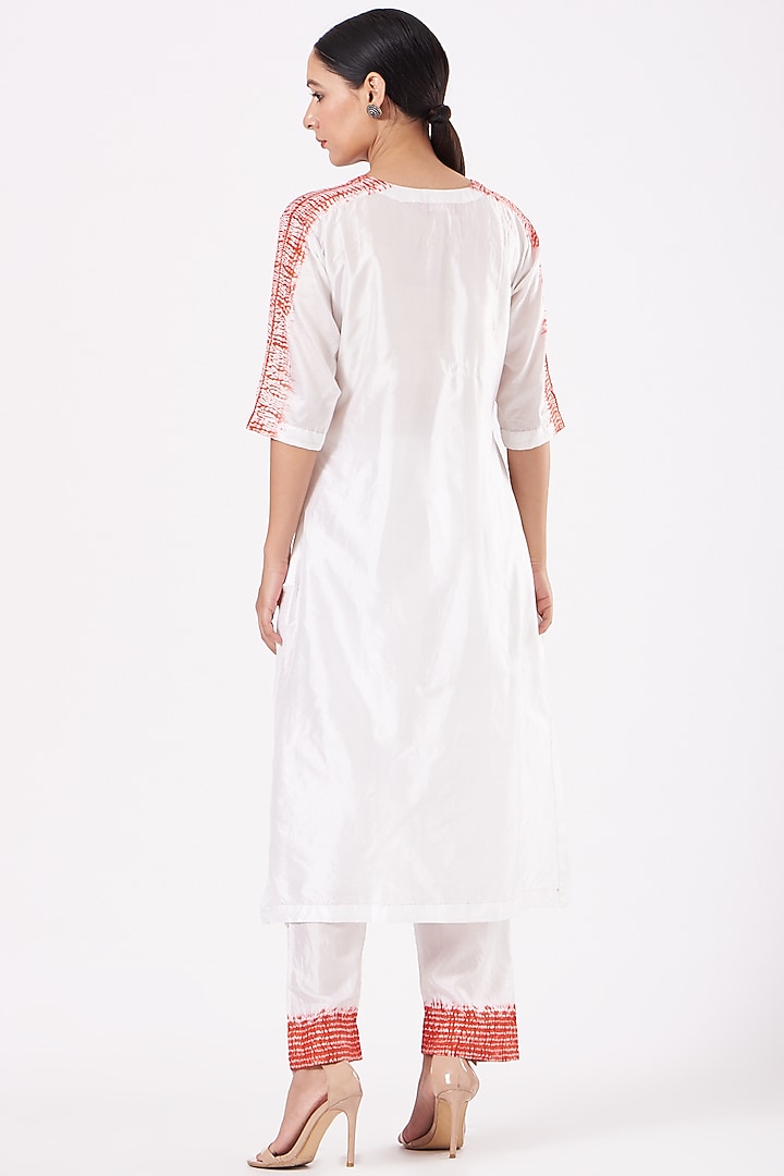 White Tie-Dyed Kurta Set by Medium at Pernia's Pop Up Shop