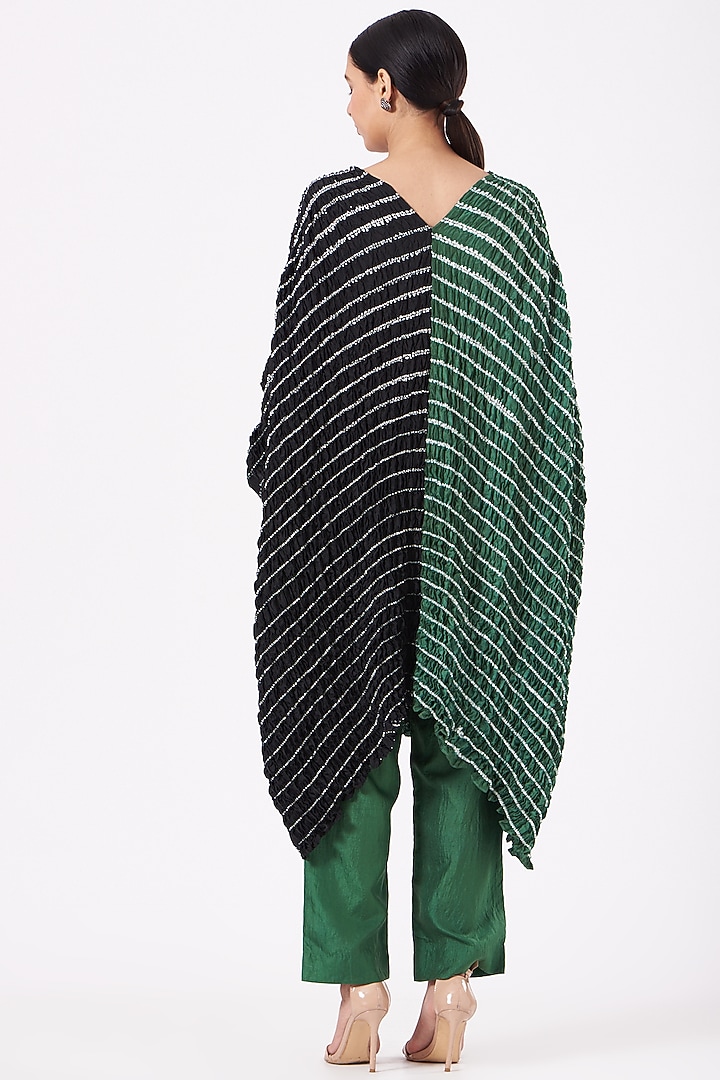 Featuring a bottle green and black handwoven kaftan in silk base with shibori pattern and hand dyed print. This contains only one piece.
FIT: Cut for relaxed fit.
COMPOSITION: Silk.
CARE: Dry clean only. by Medium at Pernia's Pop Up Shop