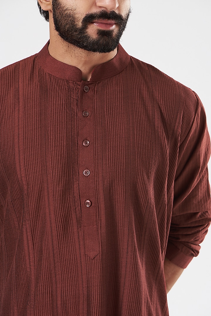 Maroon Pintucked Kurta Set by Mehraab Men at Pernia's Pop Up Shop
