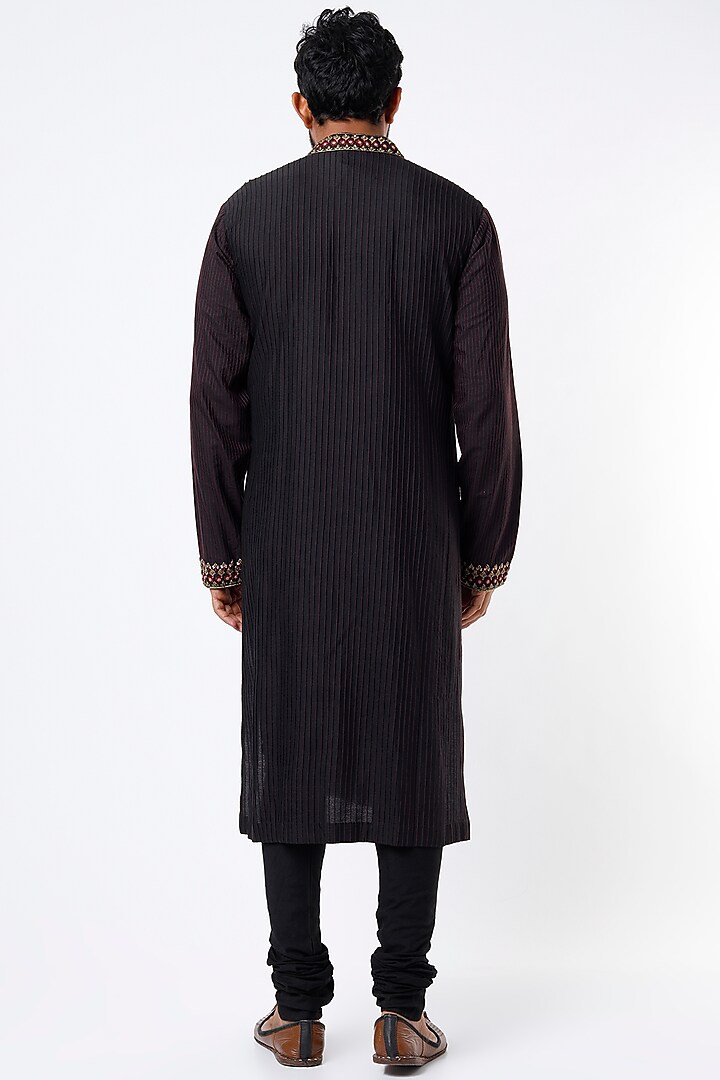 Black Embroidered Kurta Set by Mehraab Men at Pernia's Pop Up Shop