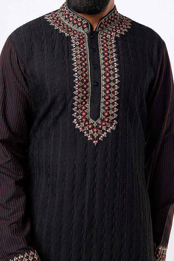 Black Embroidered Kurta Set by Mehraab Men at Pernia's Pop Up Shop