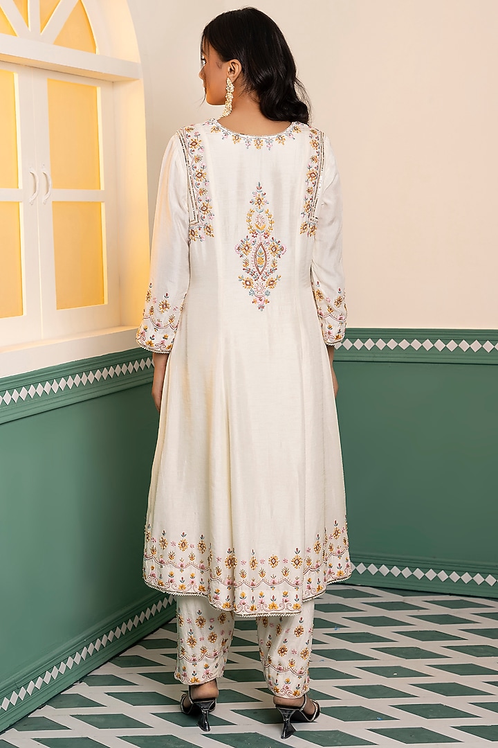Off-White Padma Silk Embroidered Kurta Set by MEHRAB at Pernia's Pop Up Shop