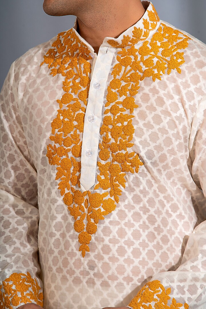 Off-White Cotton Silk Embroidered Kurta Set by Menero at Pernia's Pop Up Shop