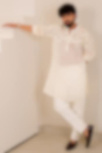 Off-White Chanderi Silk Kurta Set by Menero at Pernia's Pop Up Shop