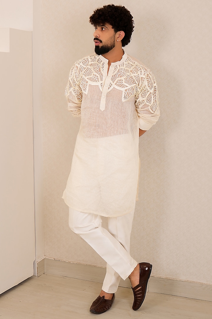 Off-White Chanderi Silk Kurta Set by Menero at Pernia's Pop Up Shop