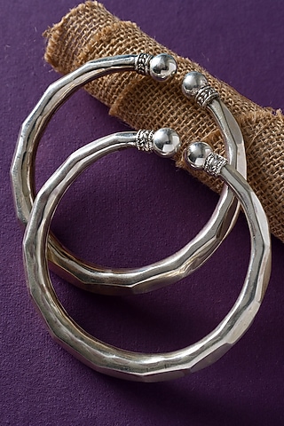 White Finish Temple Anklets In Sterling Silver (Set Of 2) by Mero