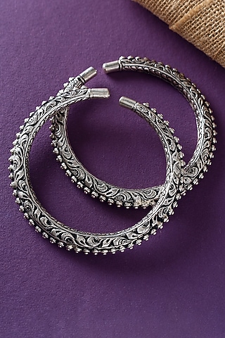 White Finish Temple Anklets In Sterling Silver (Set Of 2) by Mero