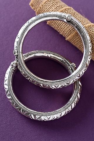 White Finish Temple Anklets In Sterling Silver (Set Of 2) by Mero