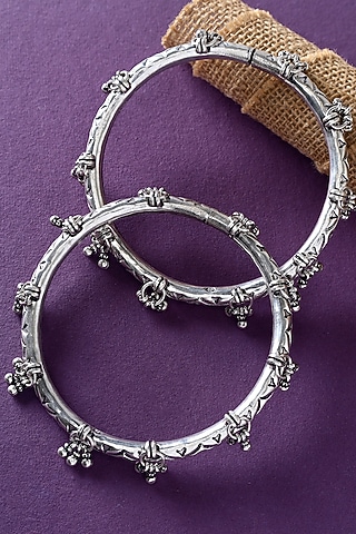 White Finish Temple Anklets In Sterling Silver (Set Of 2) by Mero