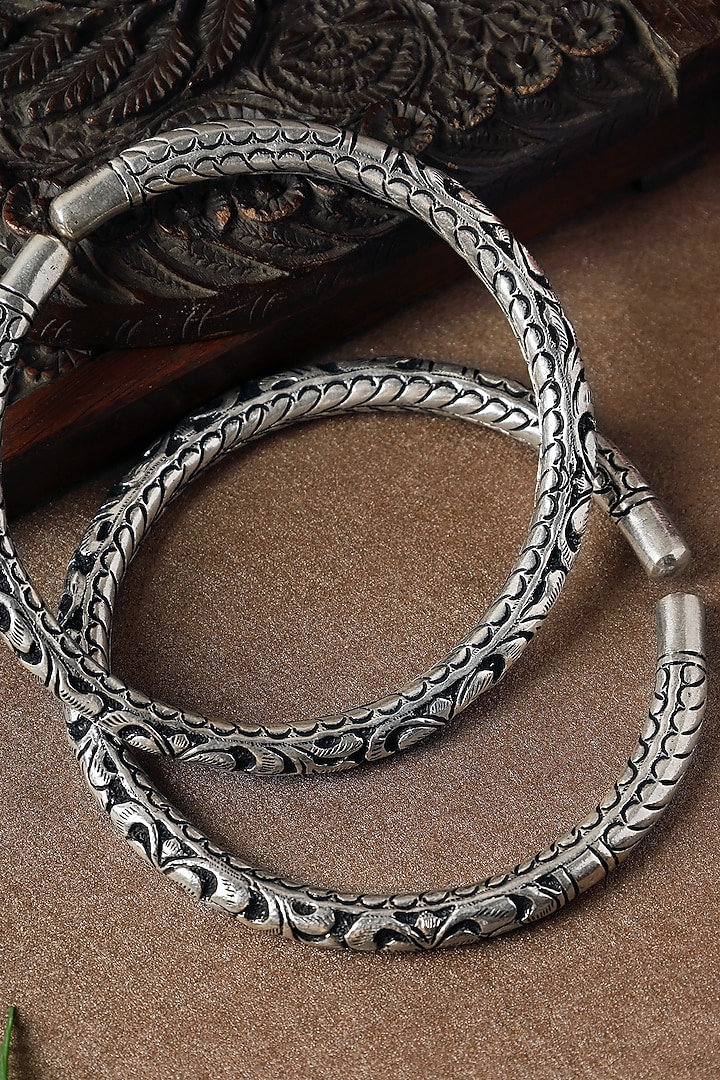 White Finish Carved Chitai Leg Kada In Sterling Silver by Mero at Pernia's Pop Up Shop