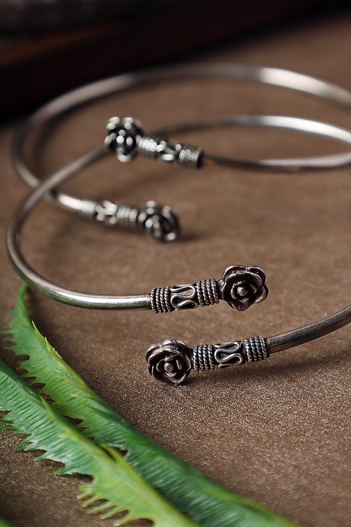 White Finish Floral Leg Kada In Sterling Silver by Mero at Pernia's Pop Up Shop