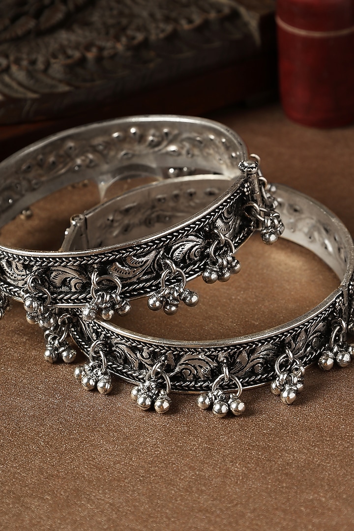 White Finish Ghungroo Chitai Leg Kada In Sterling Silver by Mero at Pernia's Pop Up Shop