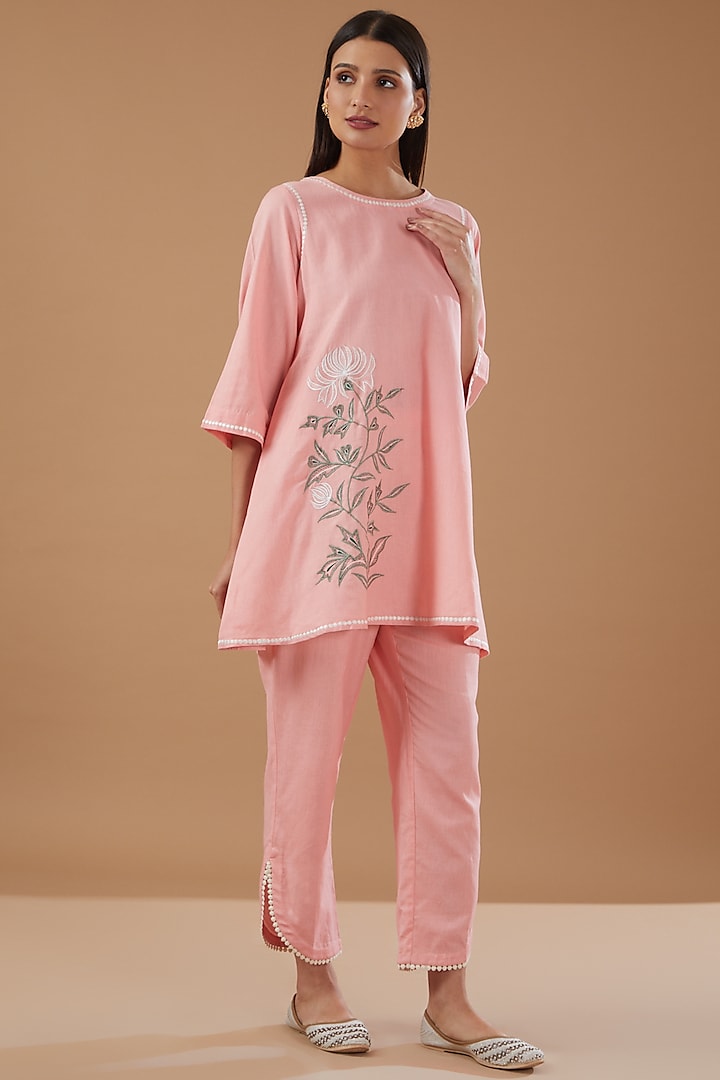 Pink Linen Embroidered Kurta Set by MERAKI BY POONAM SSANYAA