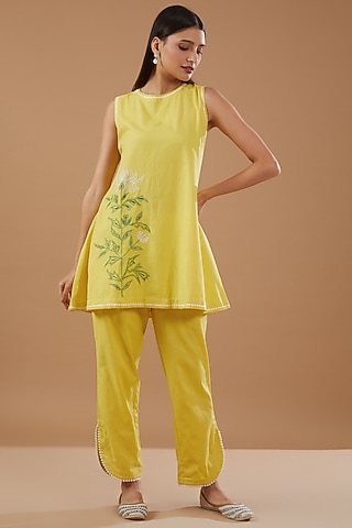 Yellow Linen Embroidered Kurta Set by MERAKI BY POONAM SSANYAA
