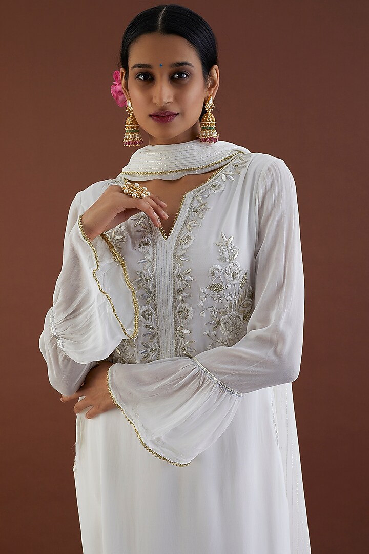 White Embroidered Kurta Set by Metamorphs at Pernia's Pop Up Shop