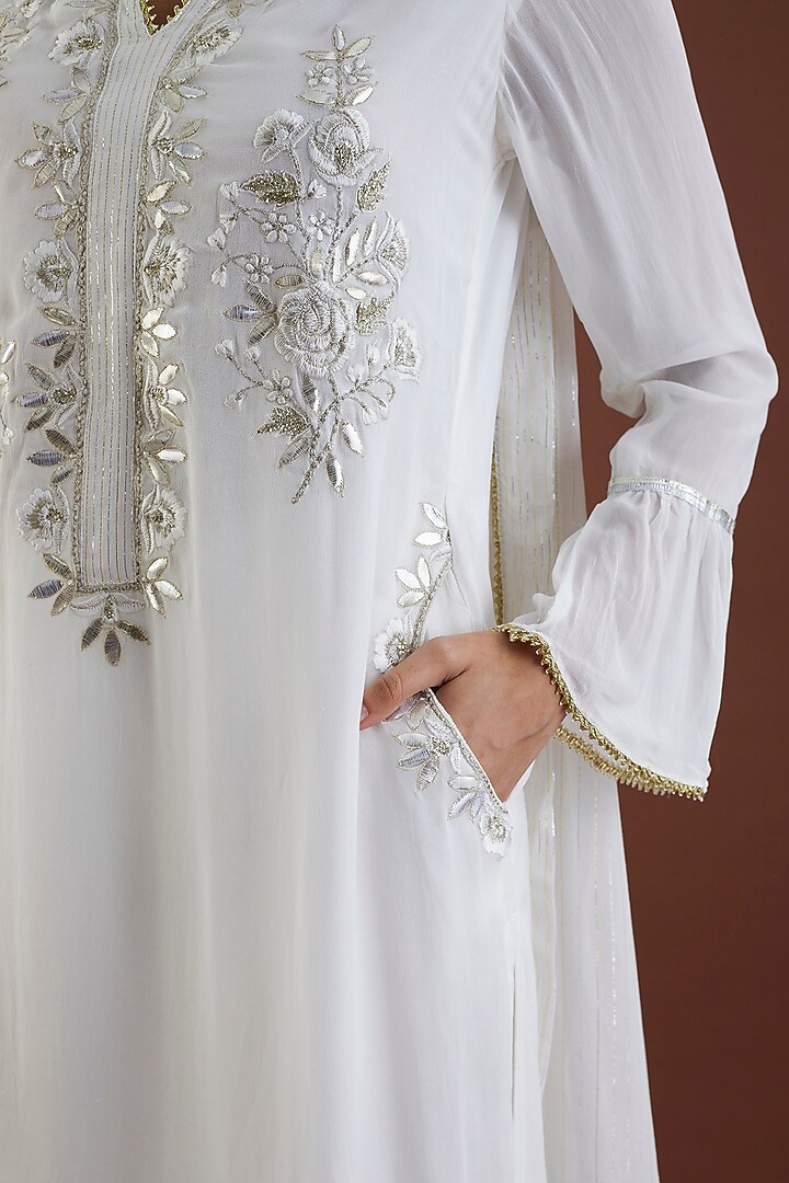 White Embroidered Kurta Set by Metamorphs at Pernia's Pop Up Shop