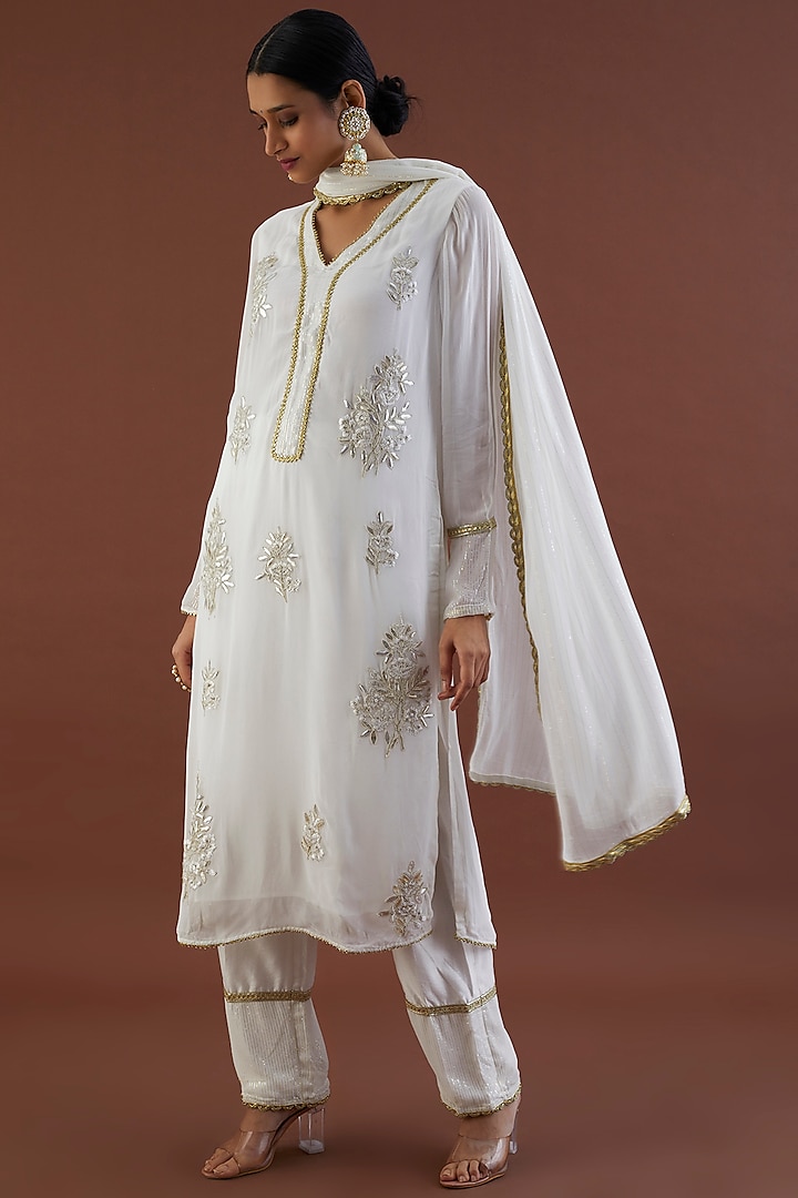 White Kurta Set With Embroidery by Metamorphs