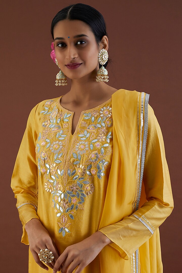 Pale Yellow Embroidered Kurta Set by Metamorphs at Pernia's Pop Up Shop