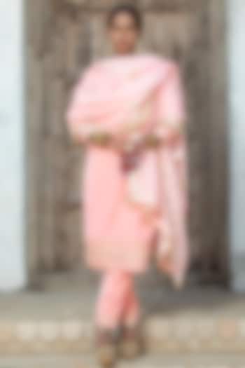 Salmon Pink Velvet Tikki Embroidered Kurta Set For Girls by Mei & Zu at Pernia's Pop Up Shop