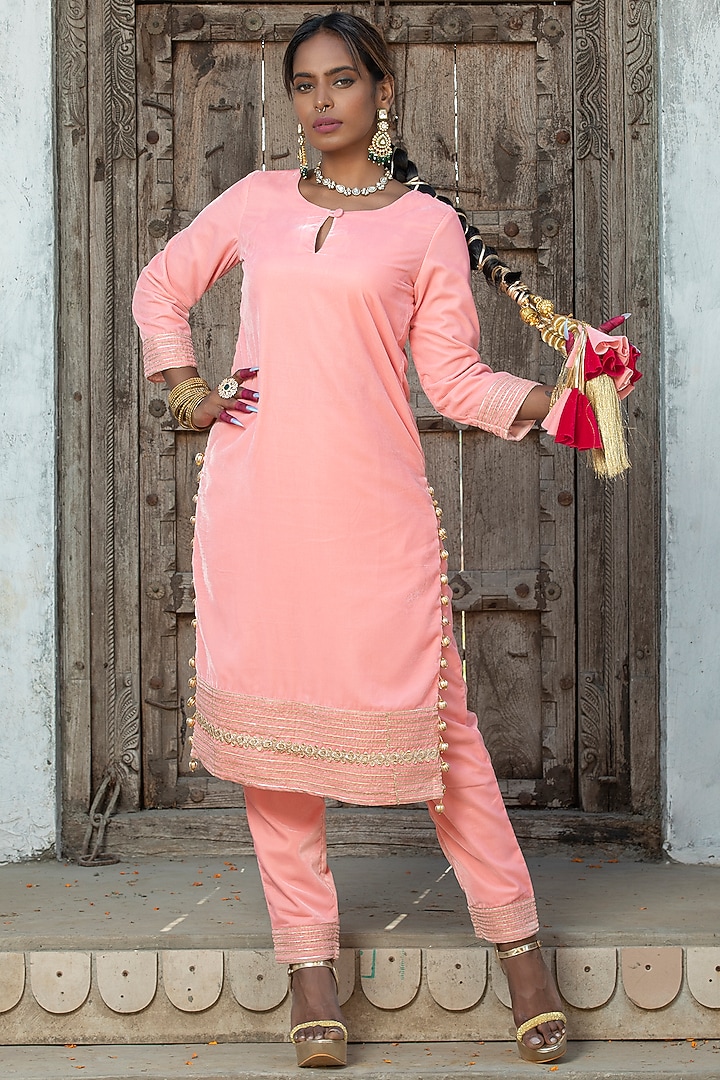 Salmon Pink Velvet Tikki Embroidered Kurta Set For Girls by Mei & Zu at Pernia's Pop Up Shop
