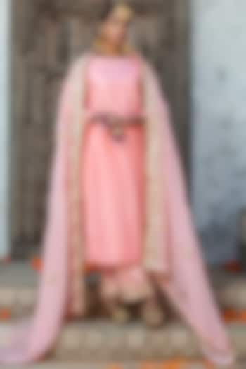 Salmon Pink Velvet Gota Embroidered Kurta Set For Girls by Mei & Zu at Pernia's Pop Up Shop