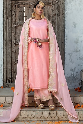 Salmon Pink Velvet Gota Embroidered Kurta Set For Girls by Mei & Zu
