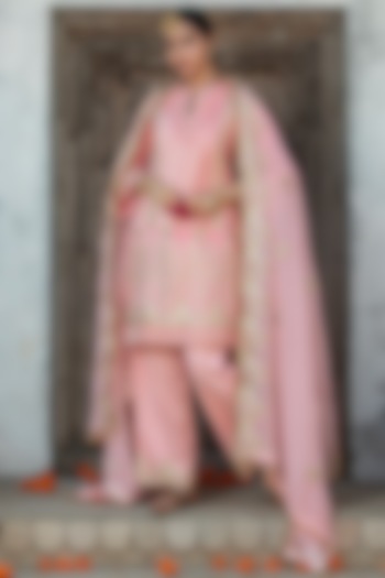 Salmon Pink Velvet Gota Embroidered Kurta Set For Girls by Mei & Zu at Pernia's Pop Up Shop