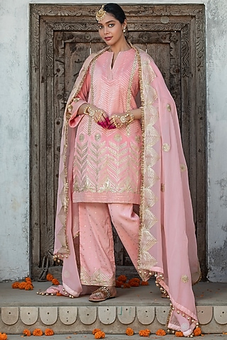 Salmon Pink Velvet Gota Embroidered Kurta Set For Girls by Mei & Zu