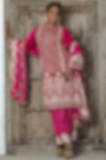 Fuchsia Pink Velvet Gota Embroidered Kurta Set For Girls by Mei & Zu at Pernia's Pop Up Shop