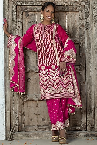 Fuchsia Pink Velvet Gota Embroidered Kurta Set For Girls by Mei & Zu