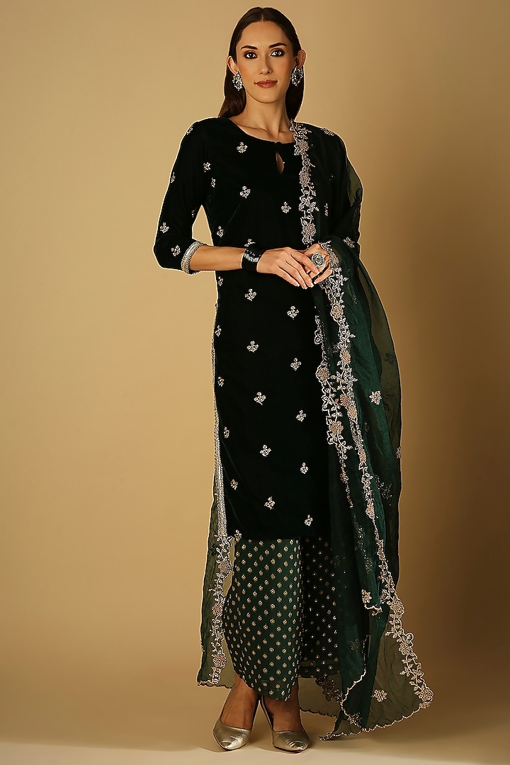 Emerald Green Velvet Embroidered Kurta Set For Girls by Mei & Zu at Pernia's Pop Up Shop